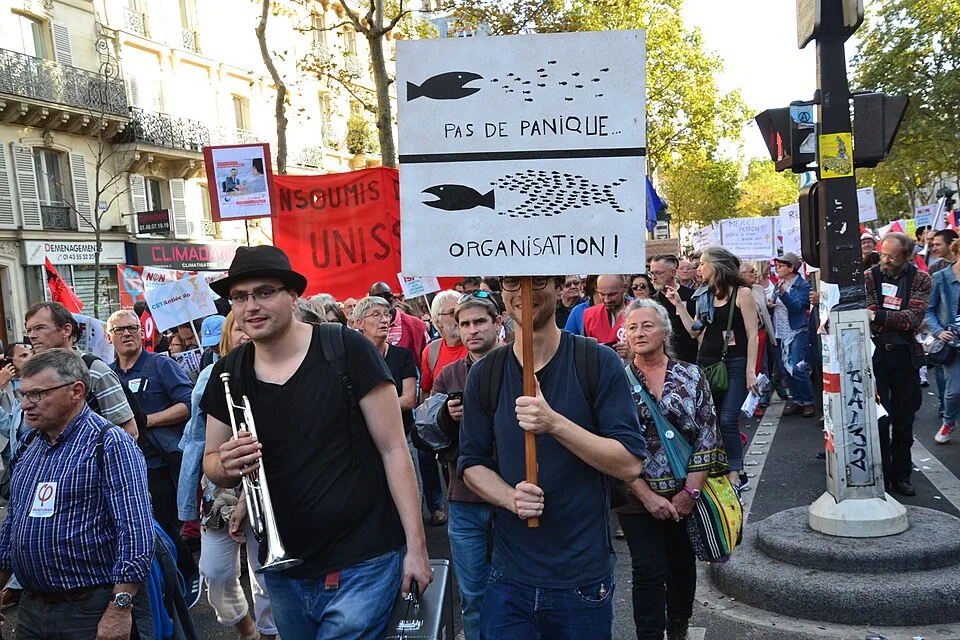 Protestbord met de tekst ‘Pas de panique… organisation !’, gefotografeerd in Paris, Frankrijk.