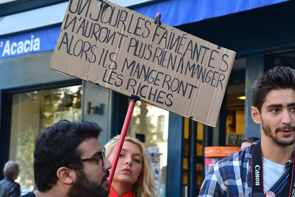Protestbord met de tekst ‘Un jour les fainéants n'auront plus rien à manger, alors ils mangeront les riches’, gefotografeerd in Paris, Frankrijk.