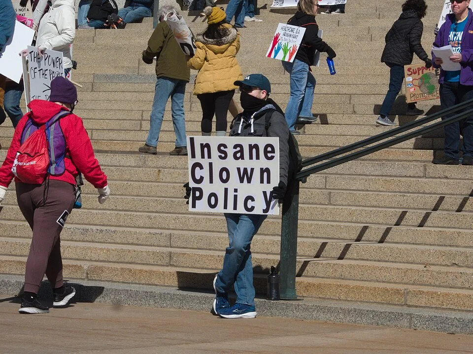 Protestbord met de tekst ‘Insane Clown Policy’, gefotografeerd in Saint Paul, Verenigde Staten.
