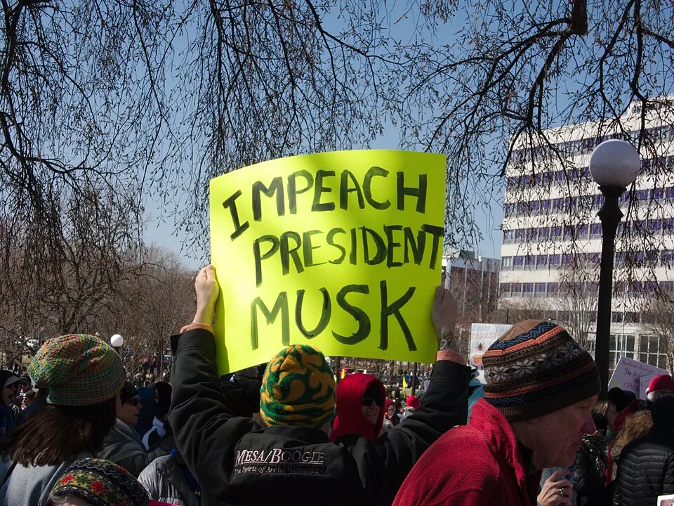 Protestbord met de tekst ‘Impeach President Musk’, gefotografeerd in Saint Paul, Verenigde Staten.