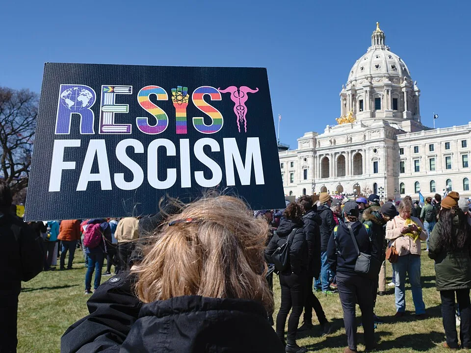 Protestbord met de tekst ‘Resist fascism’, gefotografeerd in Saint Paul, Verenigde Staten.