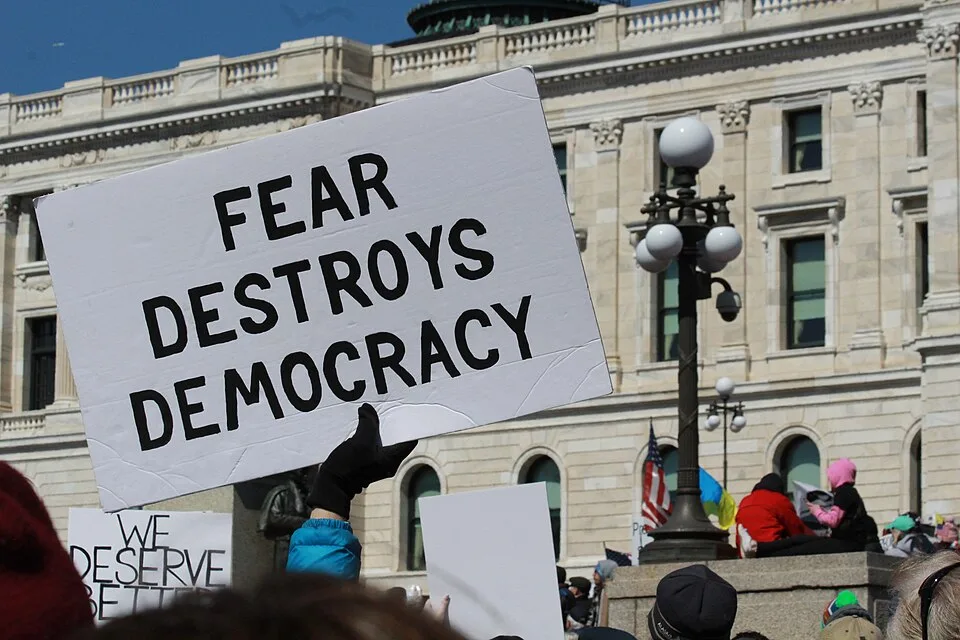 Protestbord met de tekst ‘Fear destroys democracy’, gefotografeerd in Saint Paul, Verenigde Staten.