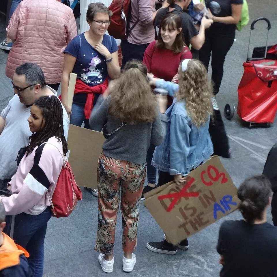 Pancarta con el texto «CO₂ is in the air», fotografiada en Bern, Suiza.