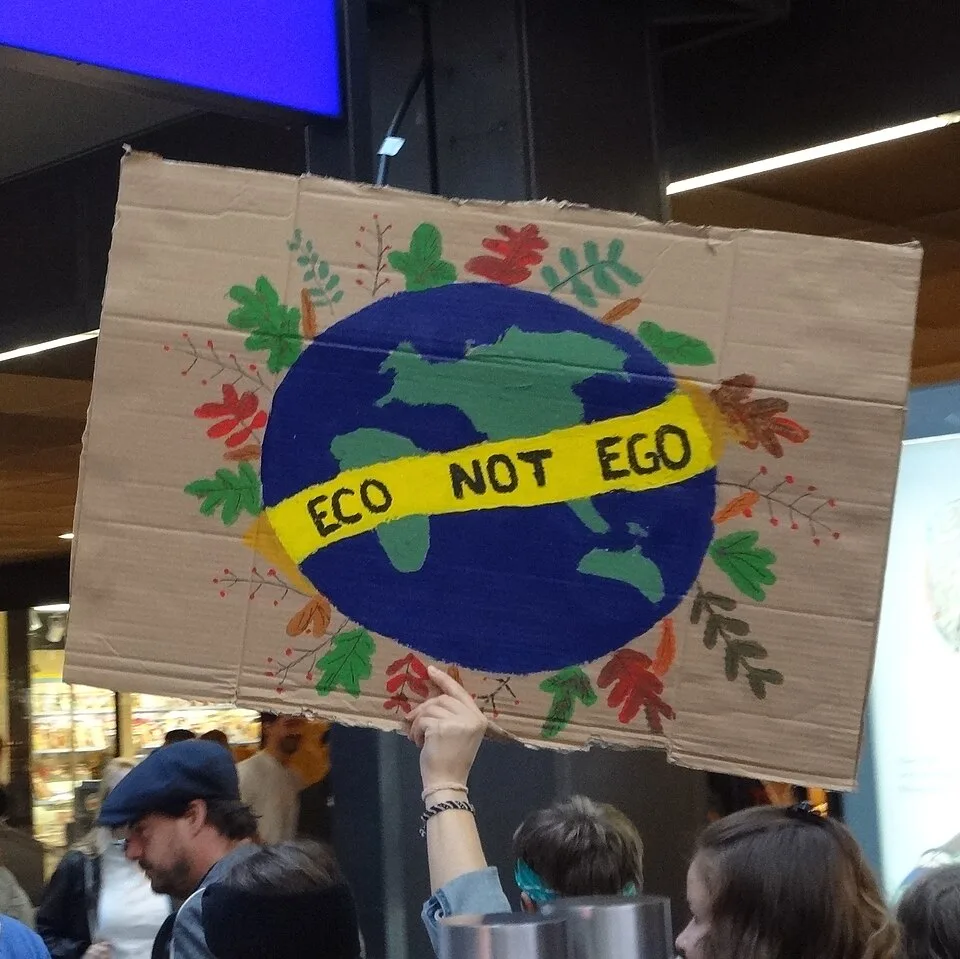 Pancarta con el texto «Eco, not ego», fotografiada en Bern, Suiza.