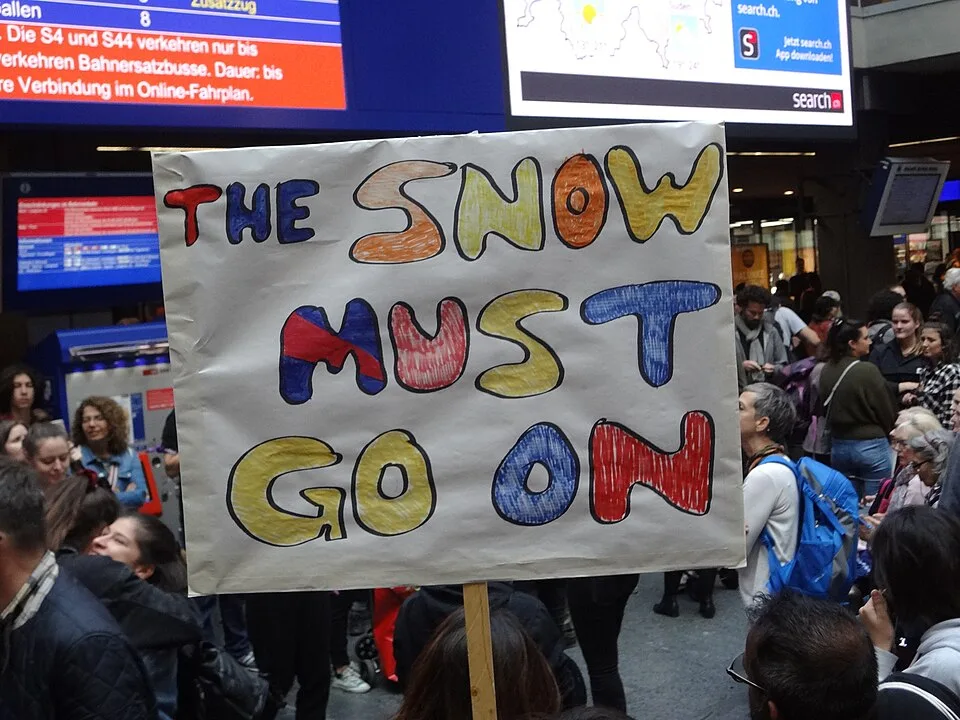 Pancarta con el texto «The snow must go on», fotografiada en Bern, Suiza.