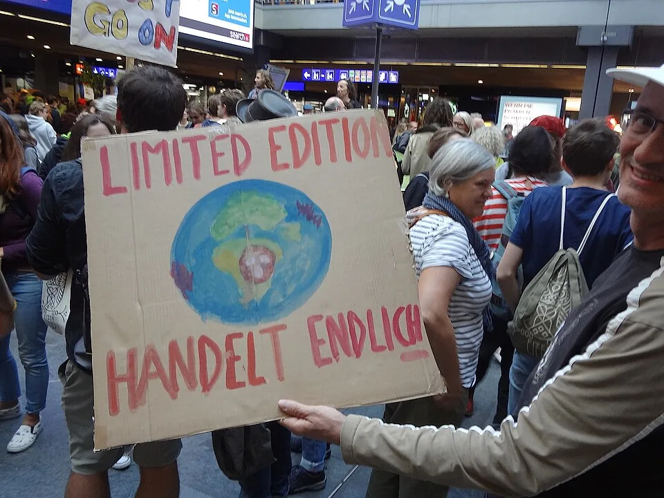 Pancarta con el texto «Limited edition. Handelt endlich!», fotografiada en Bern, Suiza.