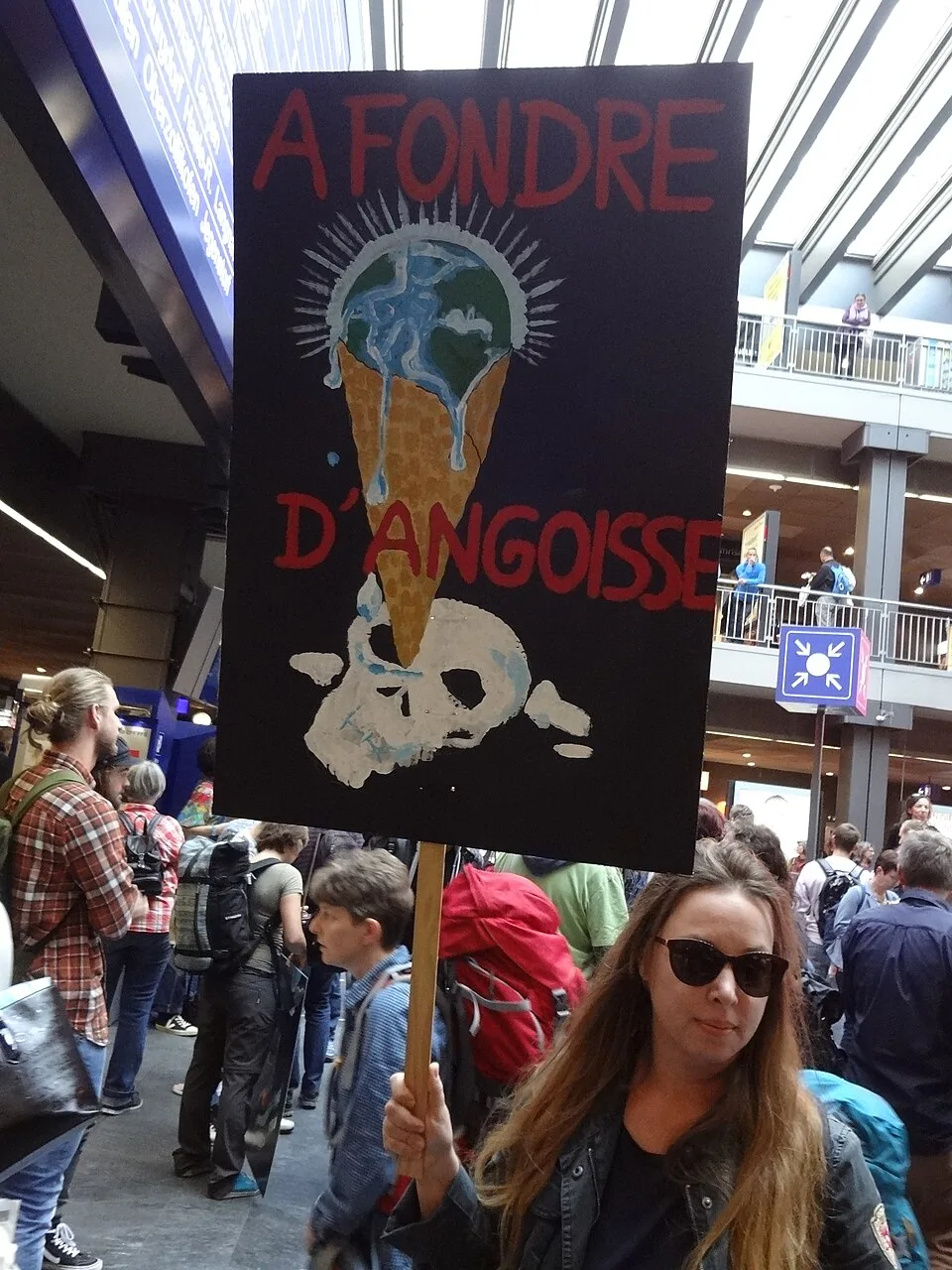 Pancarta con el texto «À fondre d'angoisse», fotografiada en Bern, Suiza.