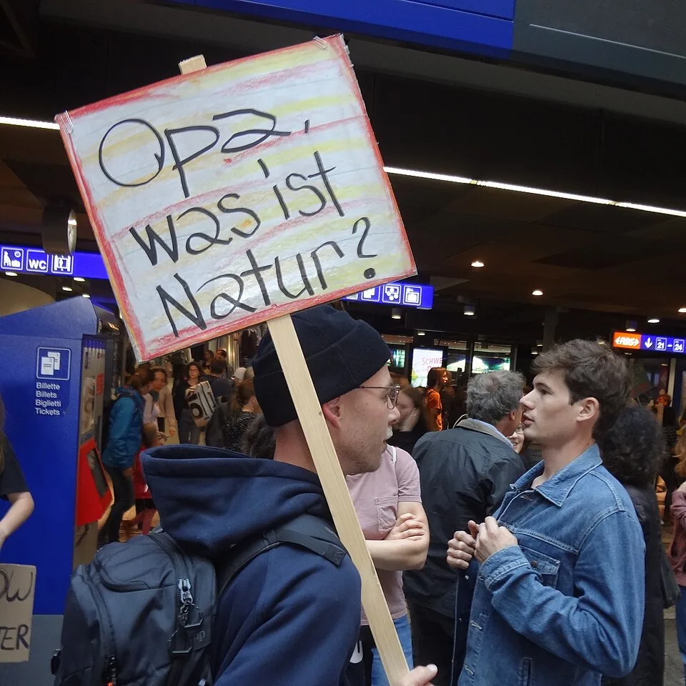 Pancarta con el texto «Opa, was ist Natur?», fotografiada en Bern, Suiza.
