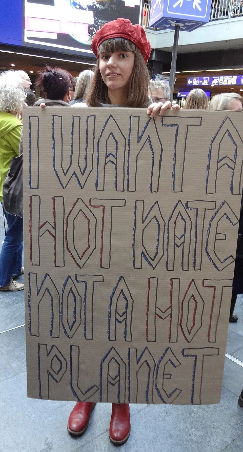 Pancarta con el texto «I want a hot date, not a hot planet», fotografiada en Bern, Suiza.