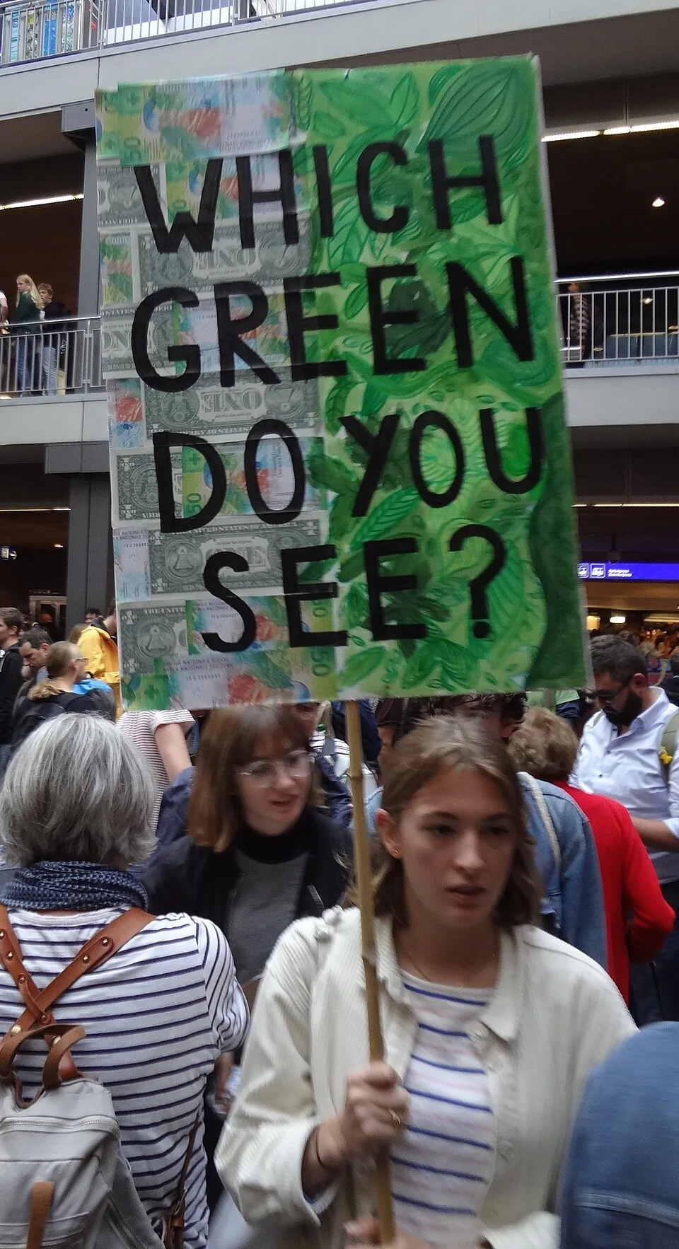 Pancarta con el texto «Which green do you see?», fotografiada en Bern, Suiza.