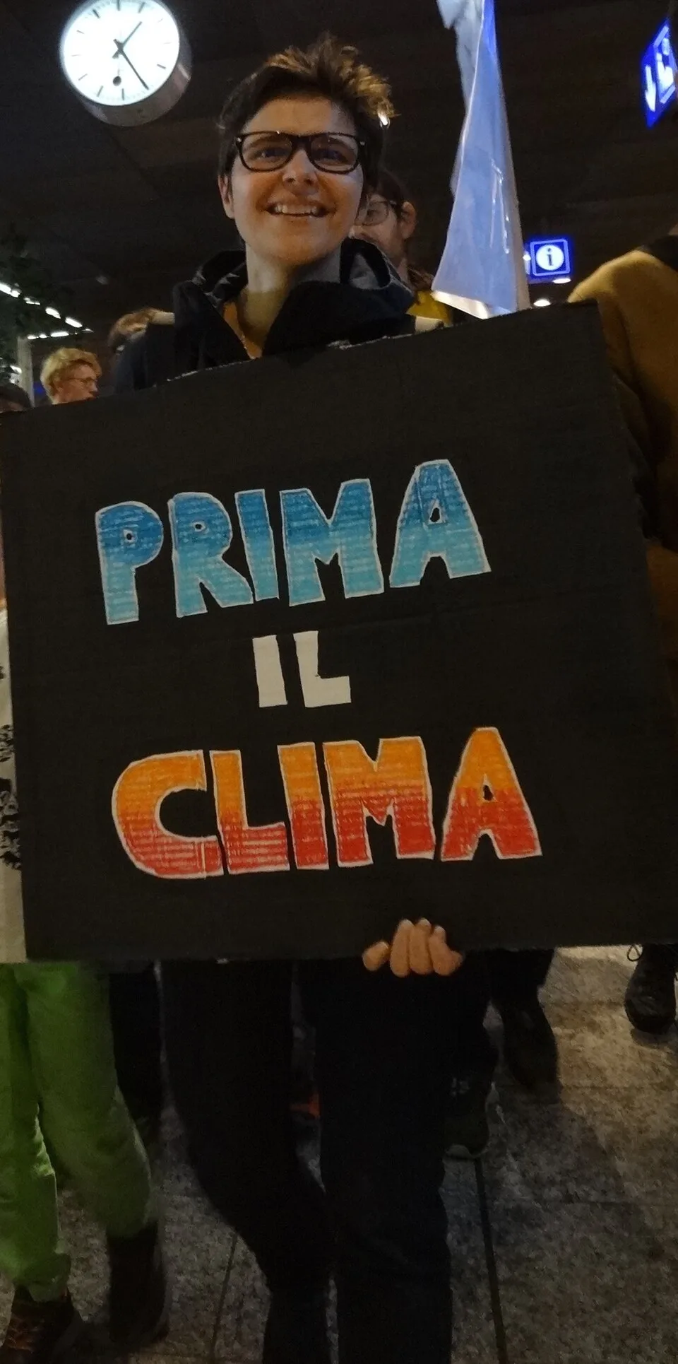 Pancarta con el texto «Prima il clima», fotografiada en Bern, Suiza.