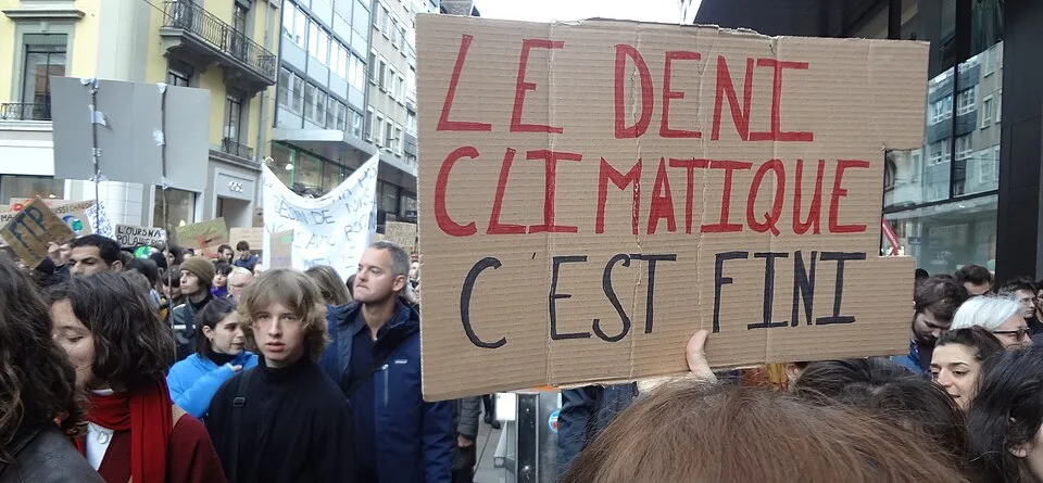 Pancarta con el texto «Le déni climatique, c'est fini», fotografiada en Genève, Suiza.