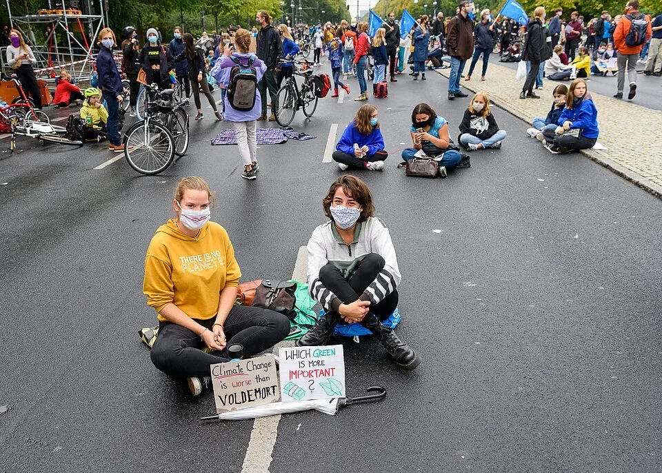 لافتة مظاهرة كُتب عليها «Climate change is worse than Voldemort»، صُوّرت في Berlin, ألمانيا.