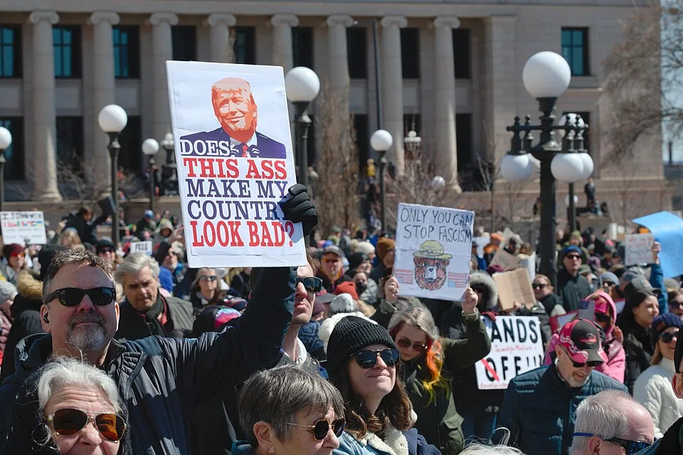 لافتة مظاهرة كُتب عليها «Does this ass make my country look bad?»، صُوّرت في Saint Paul, الولايات المتحدة.