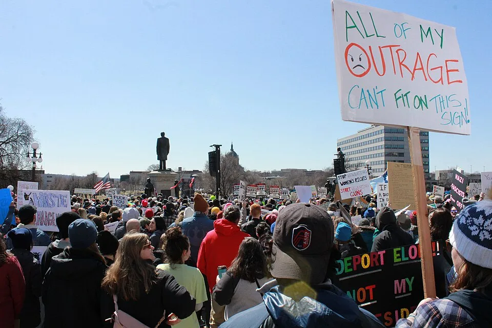 لافتة مظاهرة كُتب عليها «All of my outrage can't fit on this sign!»، صُوّرت في Saint Paul, الولايات المتحدة.