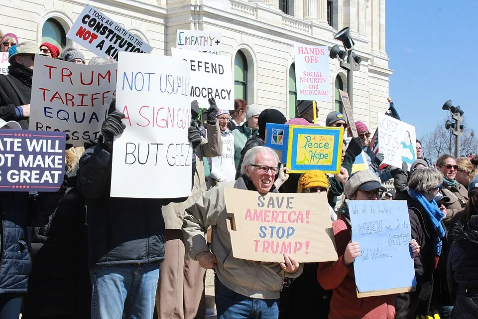 لافتة مظاهرة كُتب عليها «Not usually a sign guy, but geez»، صُوّرت في Saint Paul, الولايات المتحدة.