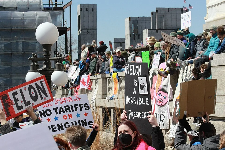 لافتة مظاهرة كُتب عليها «No tariffs on penguins»، صُوّرت في Saint Paul, الولايات المتحدة.