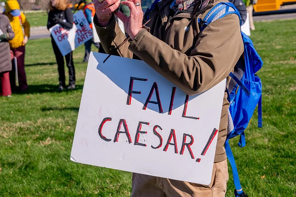 لافتة مظاهرة كُتب عليها «Fail Caesar!»، صُوّرت في Washington, الولايات المتحدة.