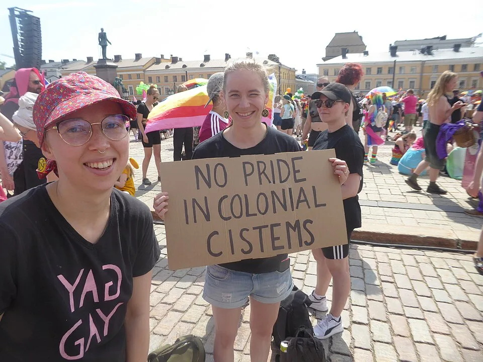 لافتة مظاهرة كُتب عليها «No pride in colonial cis-tems»، صُوّرت في Helsinki, فنلندا.