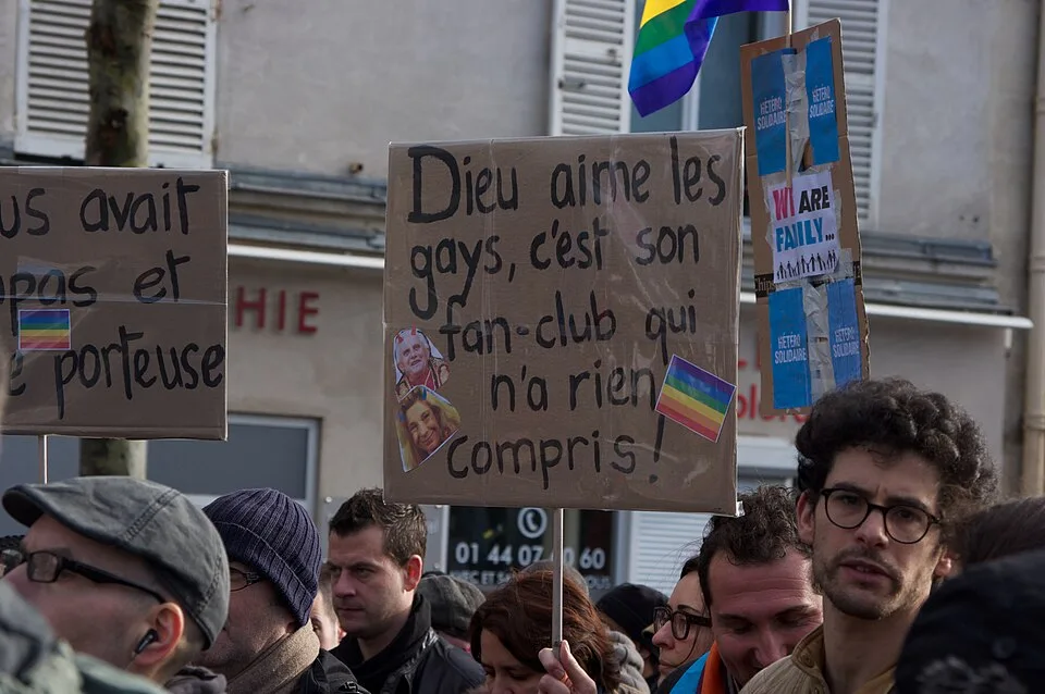 لافتة مظاهرة كُتب عليها «Dieu aime les gays, c'est son fan-club qui n'a rien compris !»، صُوّرت في Paris, فرنسا.