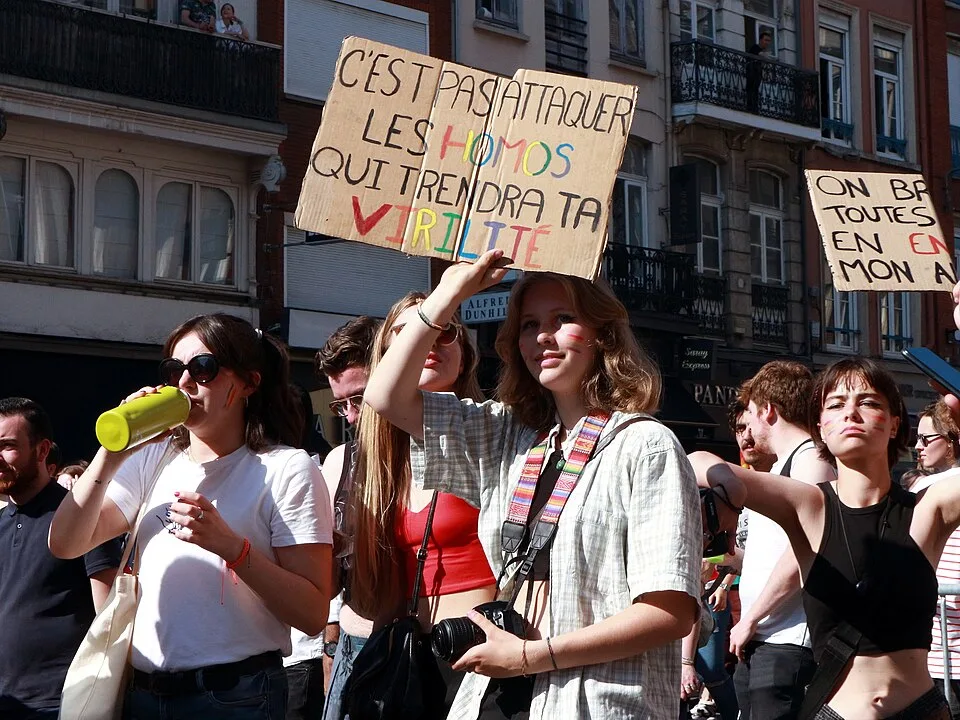 لافتة مظاهرة كُتب عليها «C'est pas attaquer les homos qui te rendra ta virilité»، صُوّرت في Lille, فرنسا.