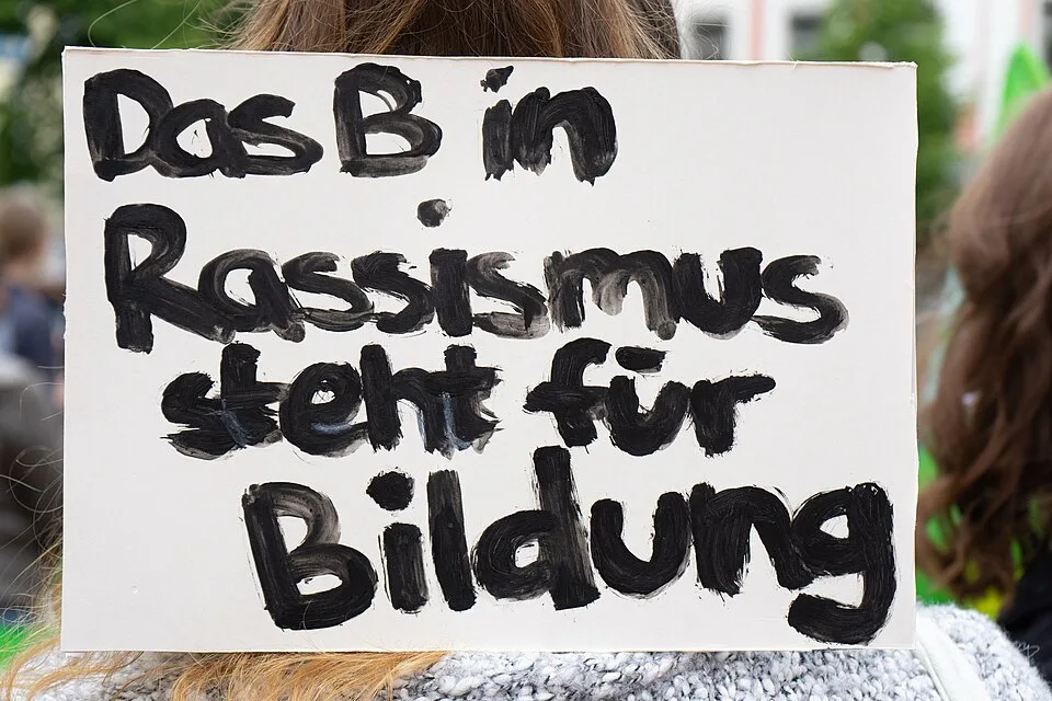 لافتة احتجاج مكتوب عليها «Das B im Rassismus steht für Bildung»