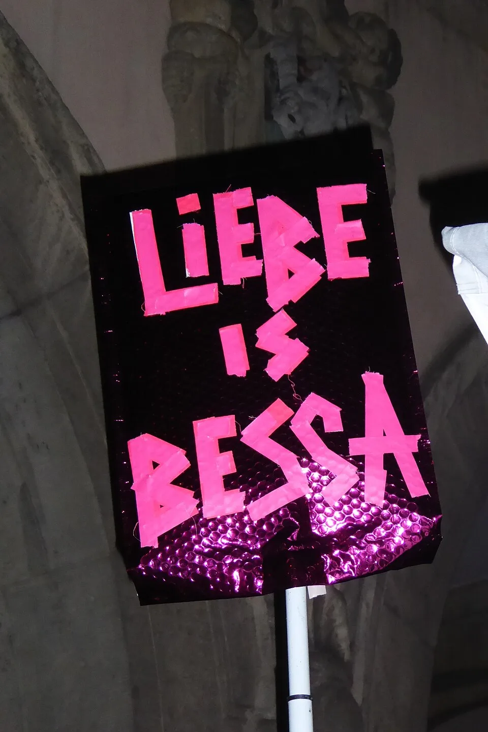 لافتة احتجاج مكتوب عليها «Liebe is bessa»