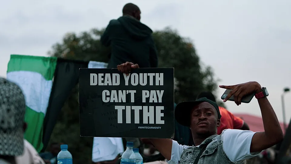 لافتة احتجاج مكتوب عليها «Dead youth can't pay tithe»