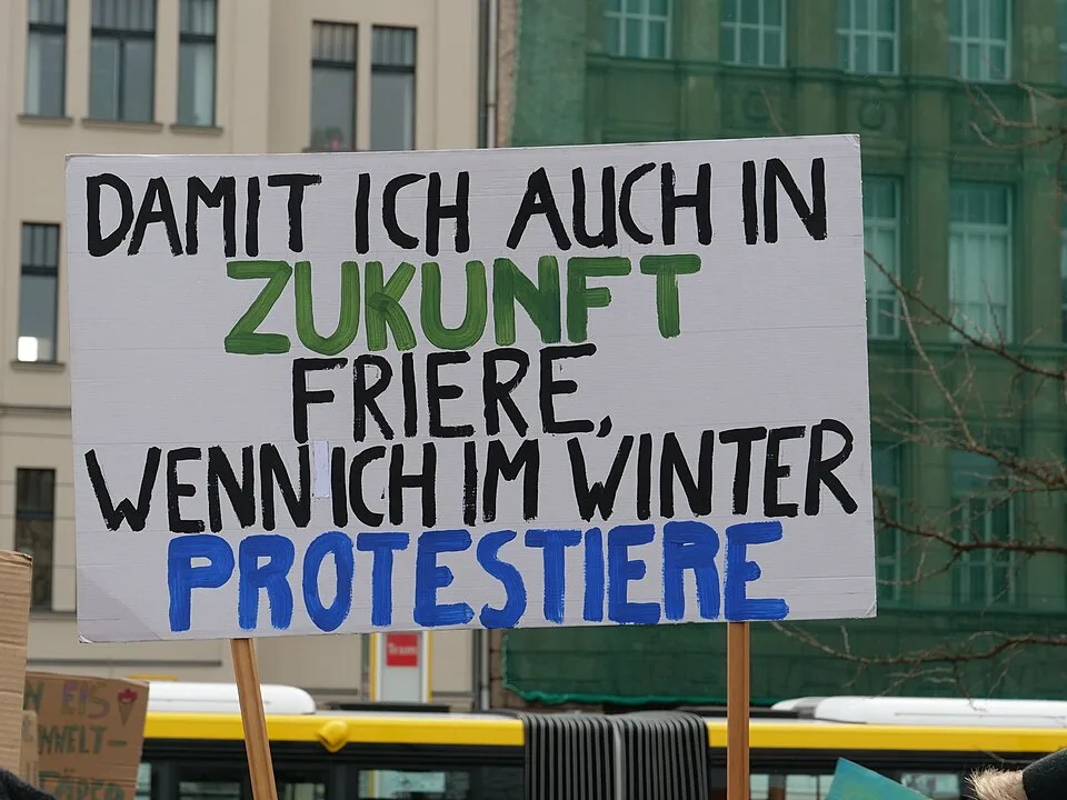 لافتة مظاهرة كُتب عليها «Damit ich auch in Zukunft friere, wenn ich im Winter protestiere»، صُوّرت في Berlin, ألمانيا.