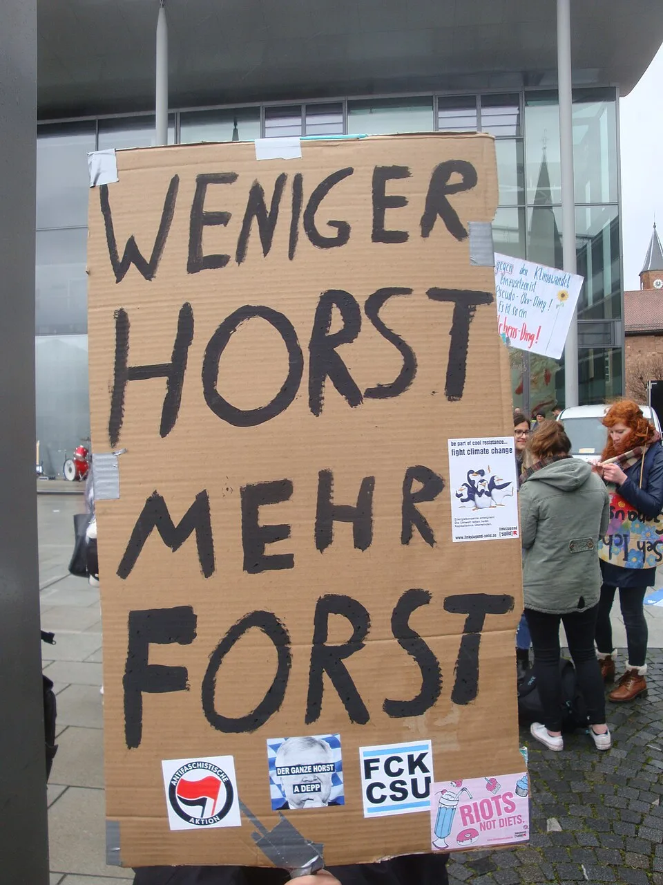 لافتة احتجاج مكتوب عليها «Weniger Horst, mehr Forst»