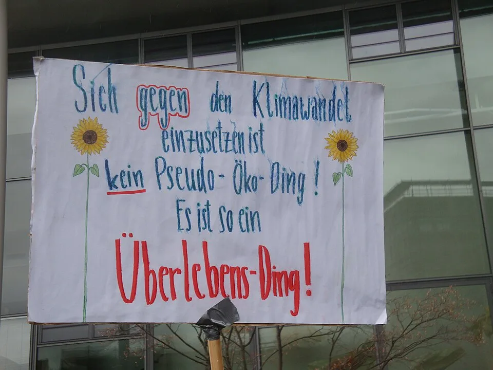 لافتة احتجاج مكتوب عليها «Sich gegen den Klimawandel einzusetzen ist kein Pseudo-Öko-Ding! Es ist so ein Überlebens-Ding!»