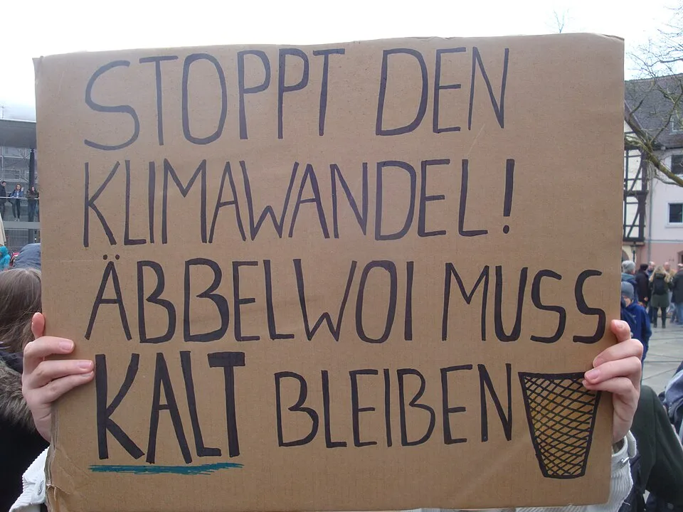 لافتة احتجاج مكتوب عليها «Stoppt den Klimawandel! Äbbelwoi muss kalt bleiben»