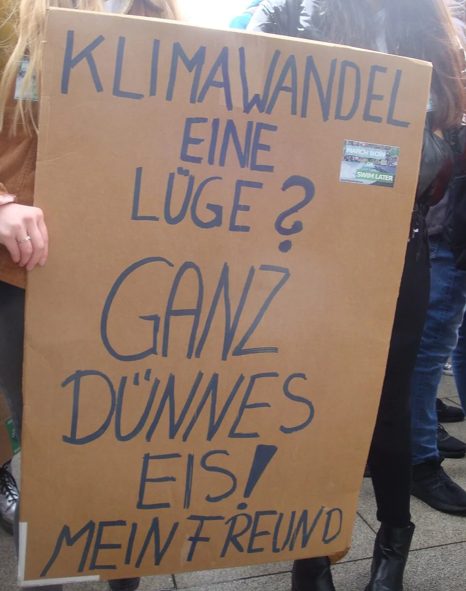 لافتة احتجاج مكتوب عليها «Klimawandel eine Lüge? Ganz dünnes Eis, mein Freund!»