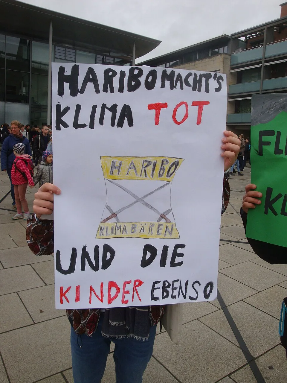 لافتة احتجاج مكتوب عليها «Haribo macht's Klima tot und die Kinder ebenso»