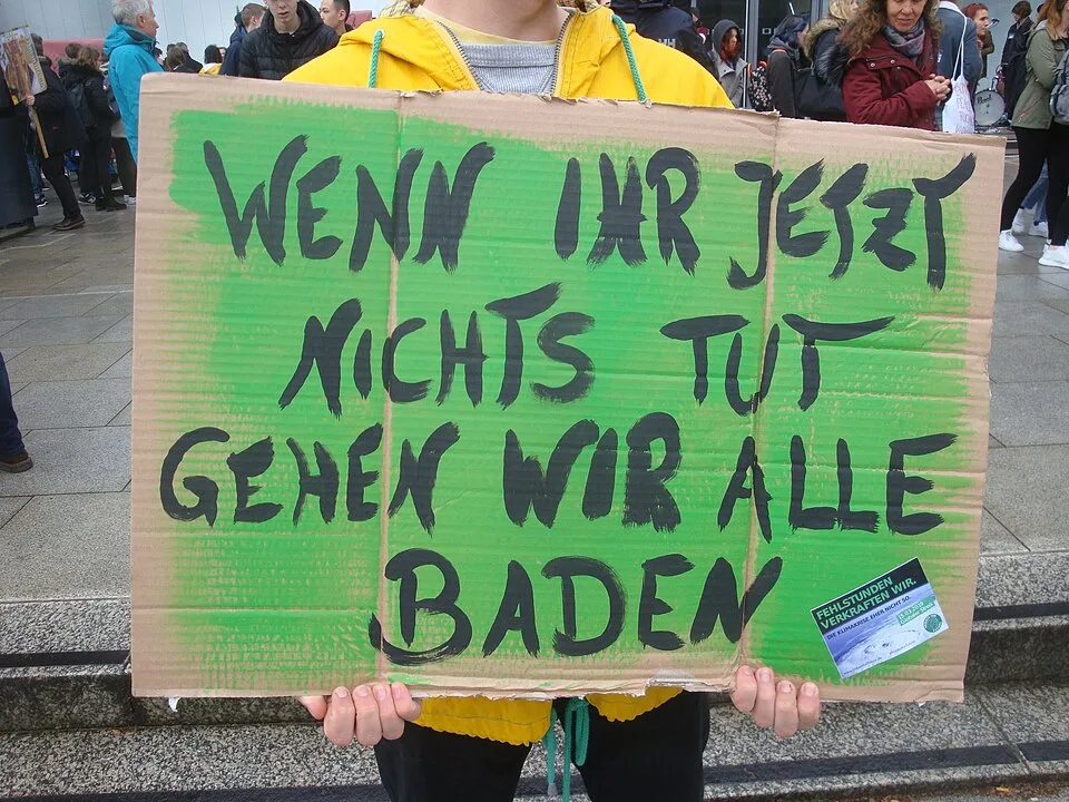 لافتة احتجاج مكتوب عليها «Wenn ihr jetzt nichts tut, gehen wir alle baden»