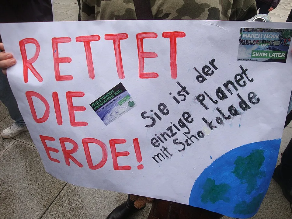 لافتة احتجاج مكتوب عليها «Rettet die Erde! Sie ist der einzige Planet mit Schokolade»