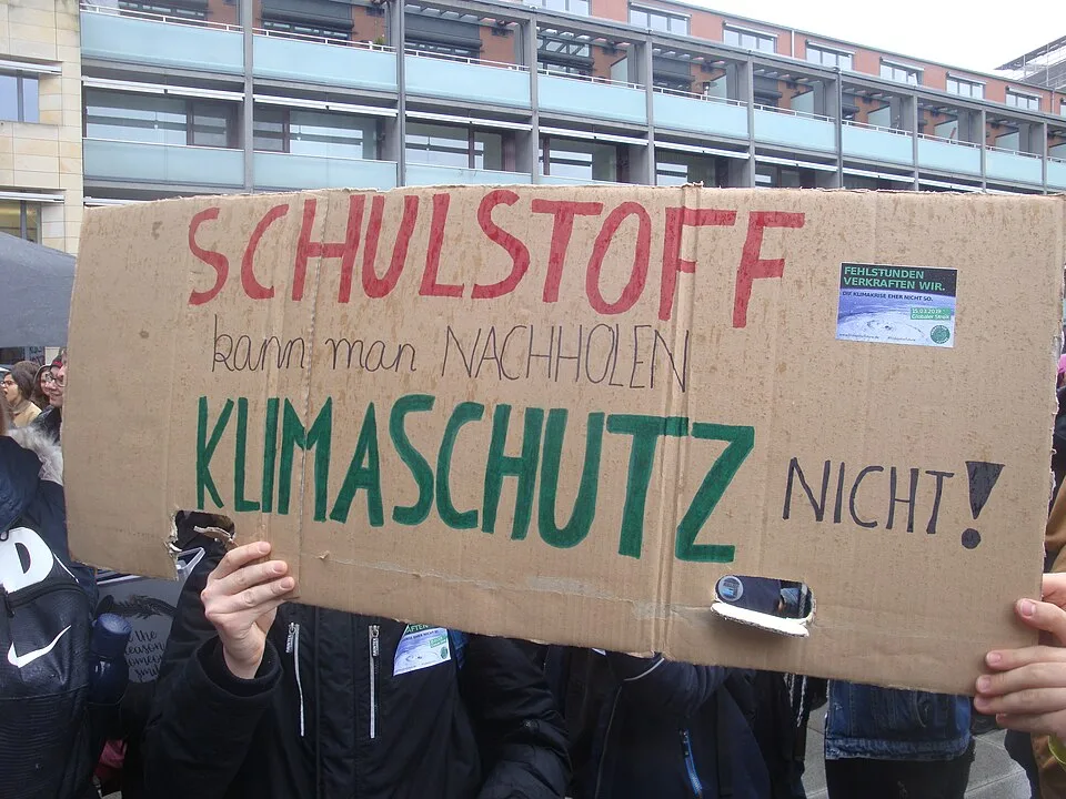 لافتة احتجاج مكتوب عليها «Schulstoff kann man nachholen. Klimaschutz nicht!»