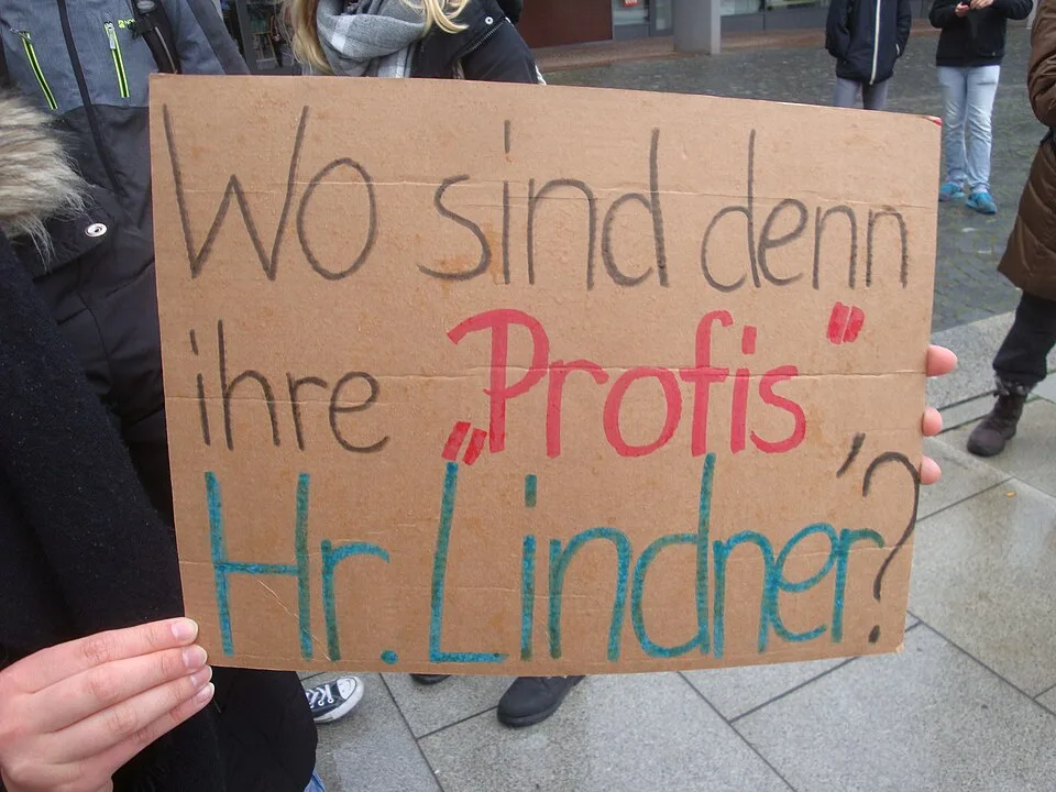 لافتة احتجاج مكتوب عليها «Wo sind denn Ihre „Profis“, Herr Lindner?»