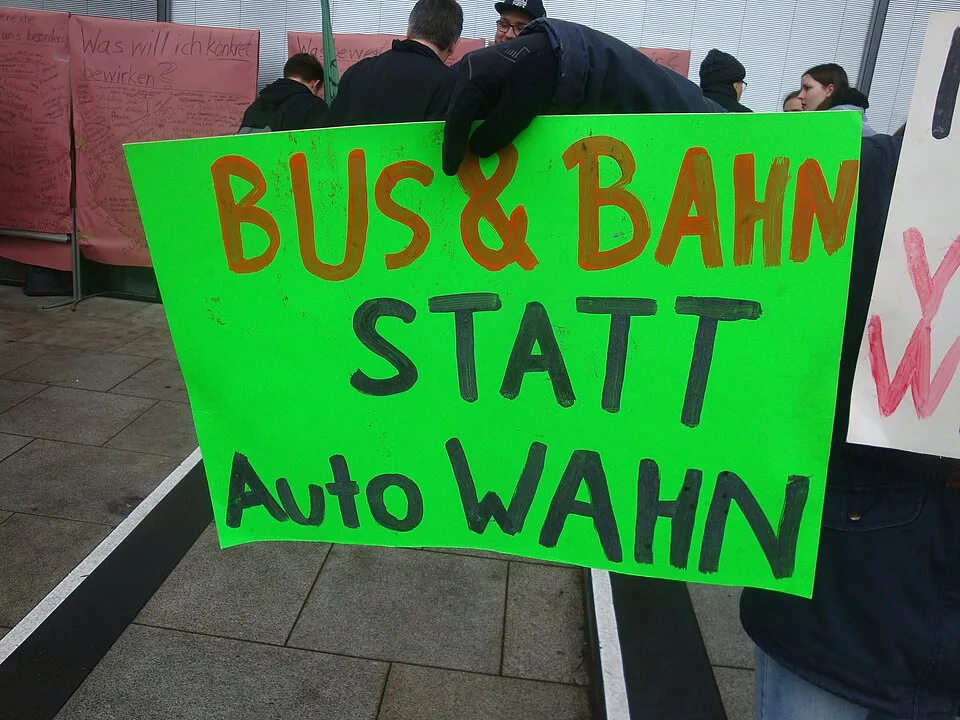 لافتة احتجاج مكتوب عليها «Bus & Bahn statt AutoWahn»