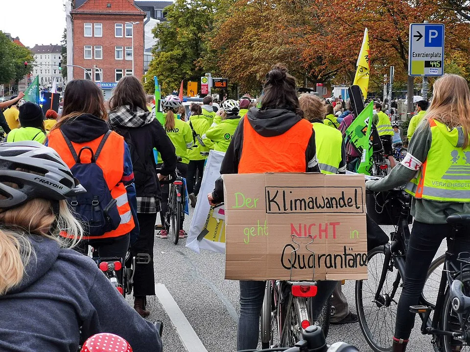 لافتة احتجاج مكتوب عليها «Der Klimawandel geht nicht in Quarantäne»