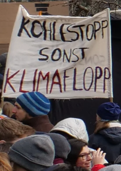 لافتة مظاهرة كُتب عليها «Kohlestopp, sonst Klimaflopp»، صُوّرت في Berlin, ألمانيا.