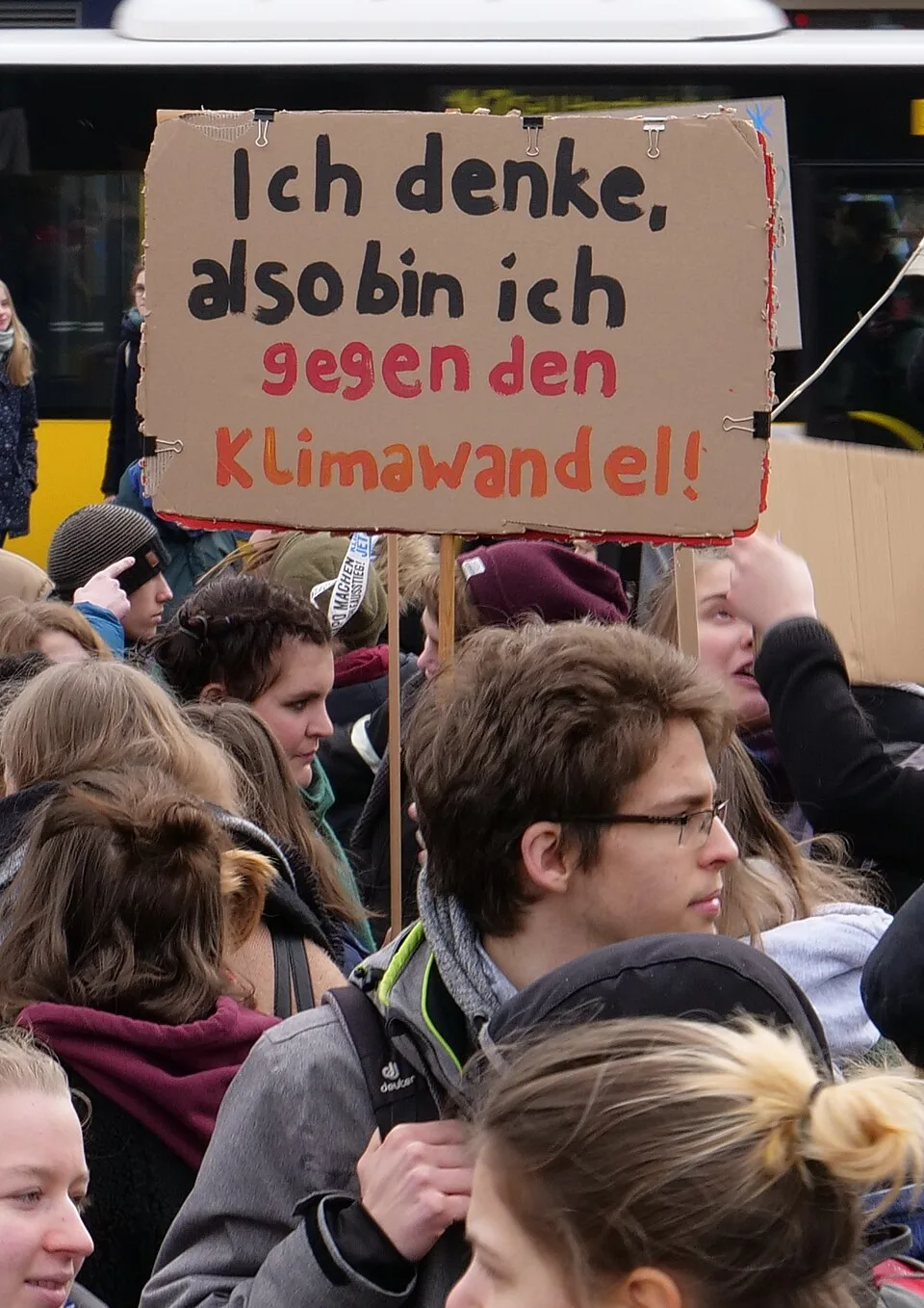 لافتة مظاهرة كُتب عليها «Ich denke, also bin ich gegen den Klimawandel!»، صُوّرت في Berlin, ألمانيا.