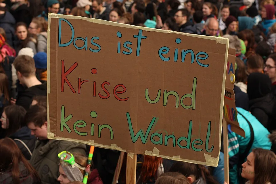 لافتة احتجاج مكتوب عليها «Das ist eine Krise und kein Wandel!»