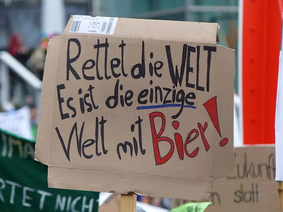 لافتة احتجاج مكتوب عليها «Rettet die Welt! Es ist die einzige Welt mit Bier»