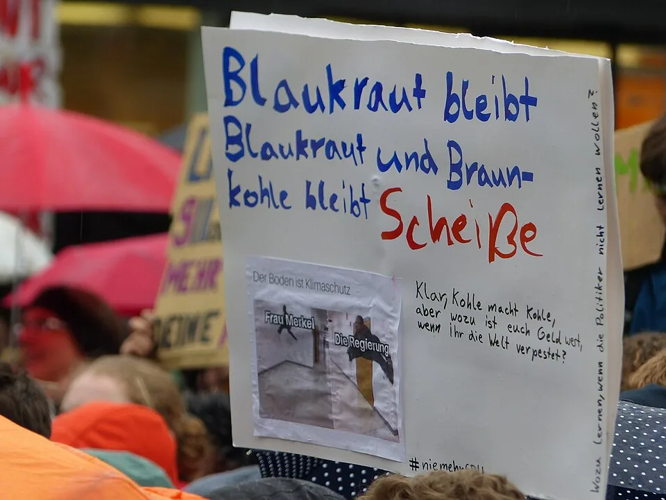 Pancarta de protesta que dice «Blaukraut bleibt Blaukraut und Braunkohle bleibt Scheiße»