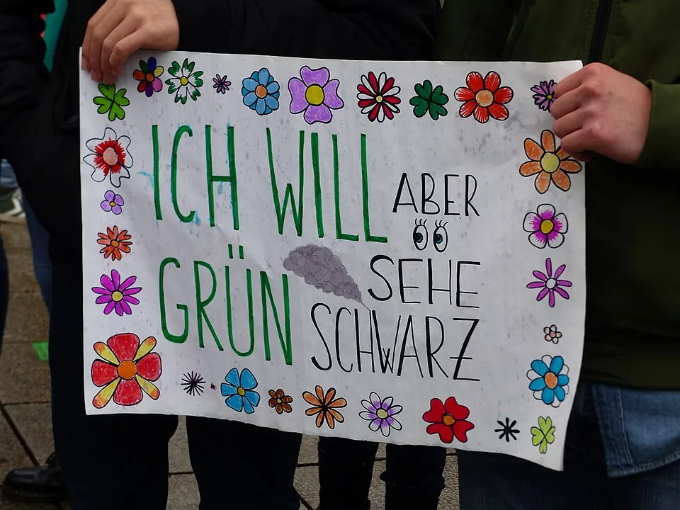 Pancarta de protesta que dice «Ich will grün, aber sehe schwarz»
