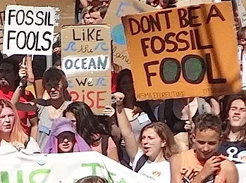 Pancarta con el texto «Don't be a fossil fool!», fotografiada en Lausanne, Suiza.