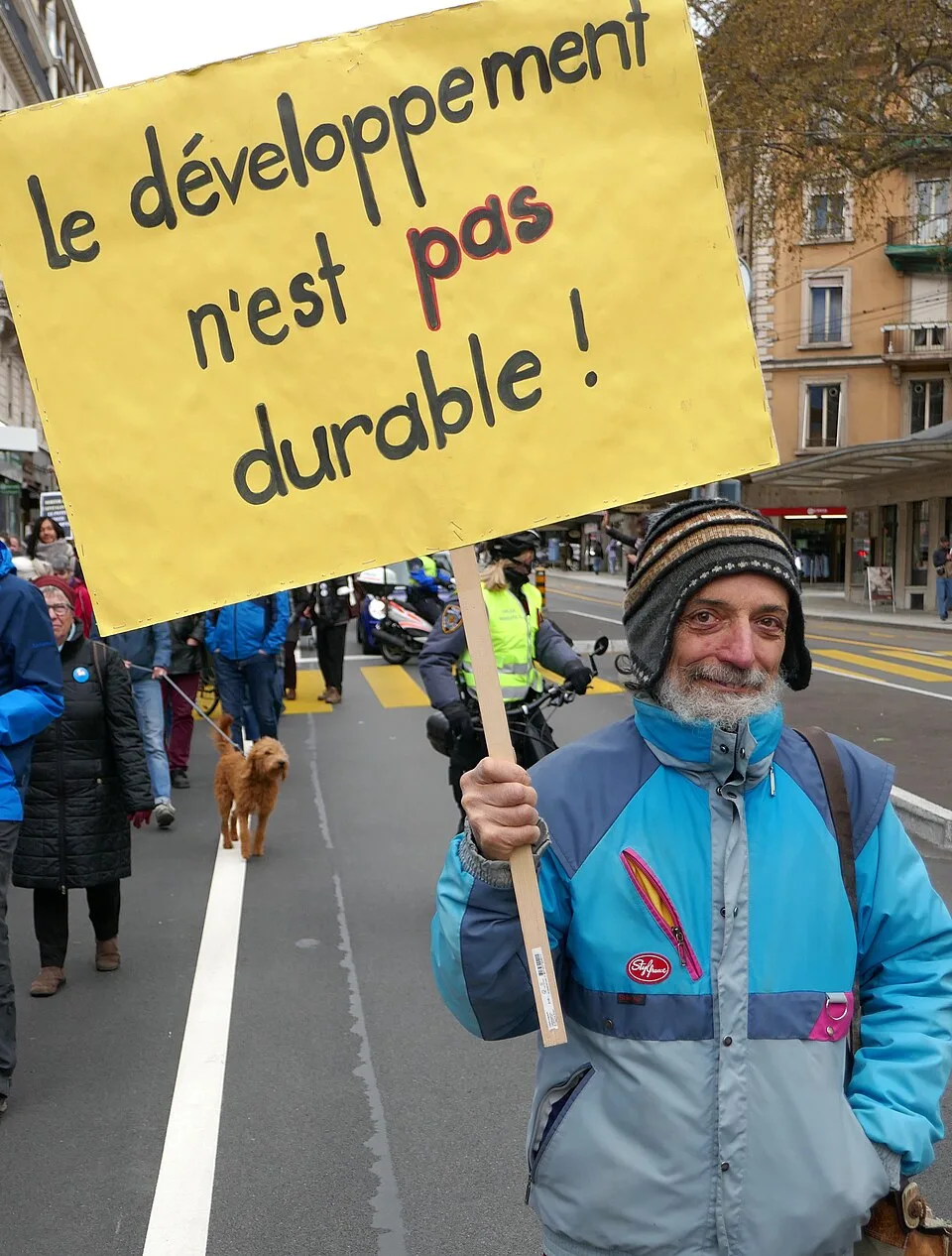 Pancarta con el texto «Le développement n'est pas durable !», fotografiada en Genève, Suiza.