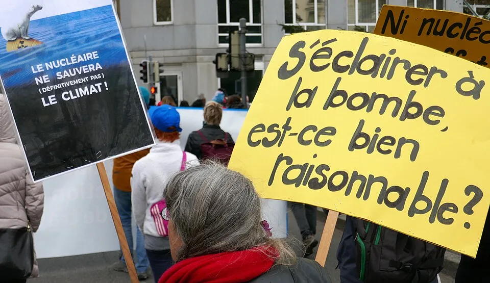 Pancarta con el texto «S'éclairer à la bombe, est-ce bien raisonnable ?», fotografiada en Genève, Suiza.