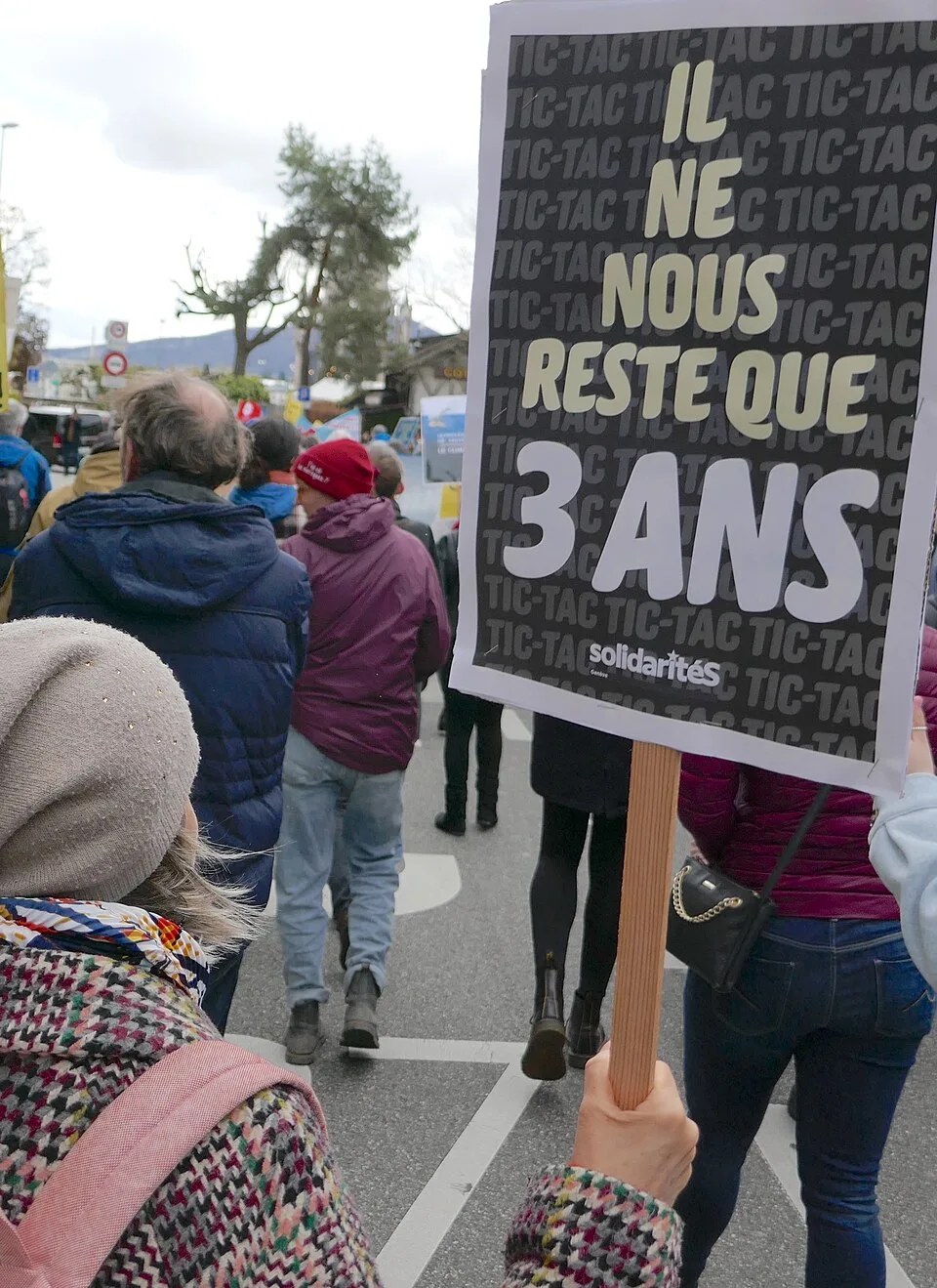 Pancarta con el texto «Il ne nous reste que 3 ans», fotografiada en Genève, Suiza.